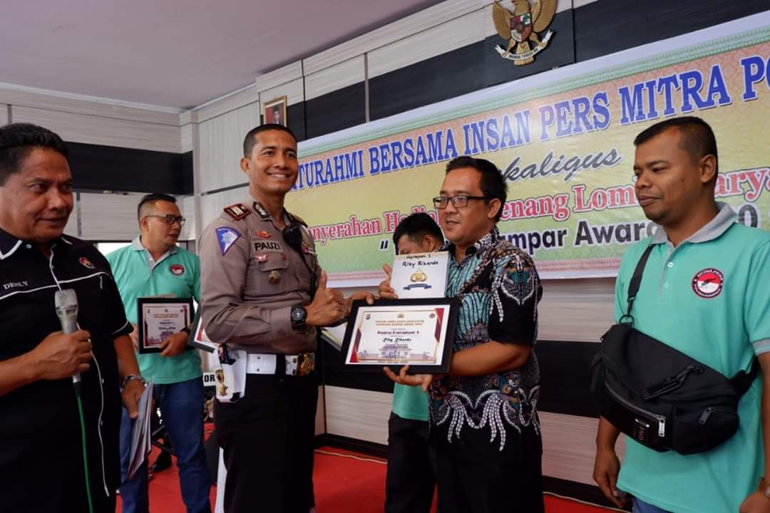 Kasat Lantas Berikan Hadiah Lomba Karya Jurnalistik Kapolres Kampar Award 2020