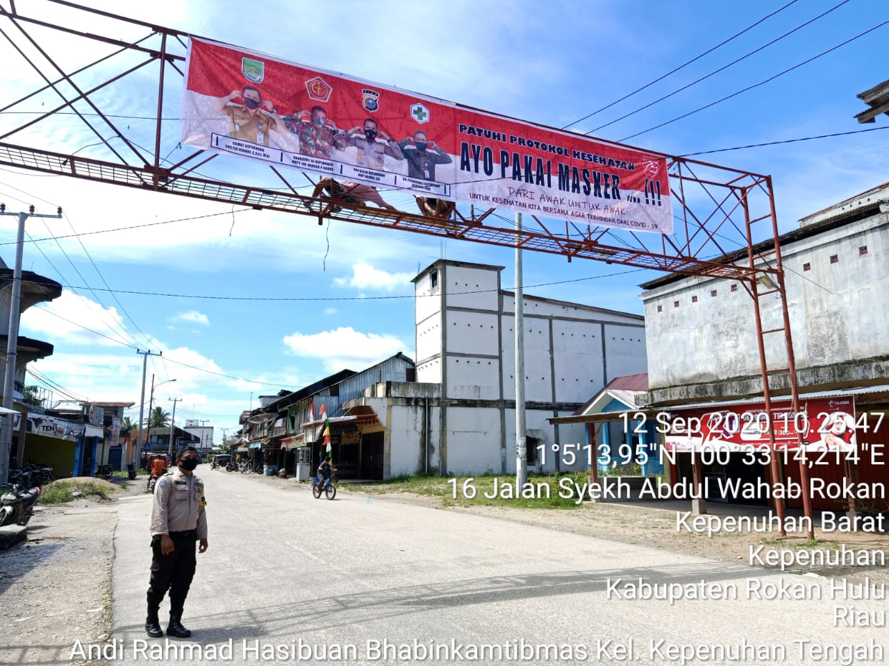 Kapolsek AKP Dasril Pasang Spanduk Sepanjang 8 Meter Ajakan Patuhi Protokol Kesehatan Di Fase AKB