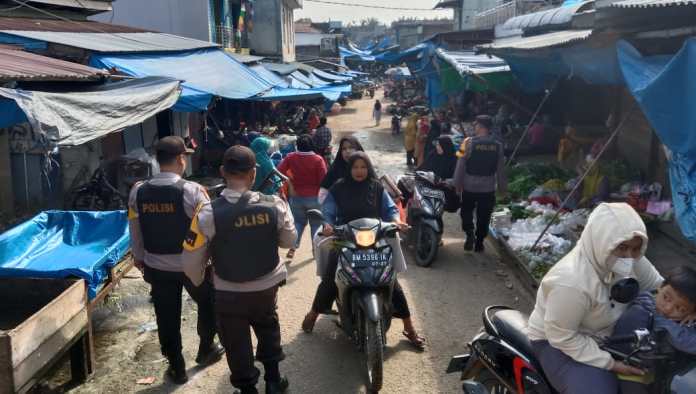 Polsek Ukui Gelar Patroli Jalan Kaki di Pasar Tradisional Ukui Antisipasi Kejahatan Di Sekitarnya