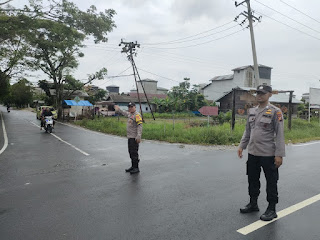 Polisi Teluk Meranti Giatkan Pengaturan Lalulintas di Jalan Lintas Bono