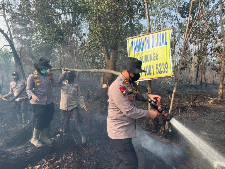 Kapolres Pelalawan Pimpin langsung Pemadaman dan Pendinginan Karhutla di Pangkalan Kerinci