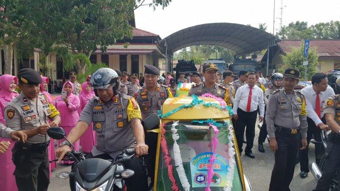 Kapolres Rohul Arak Personil Yang Pensiun Menggunakan Becak