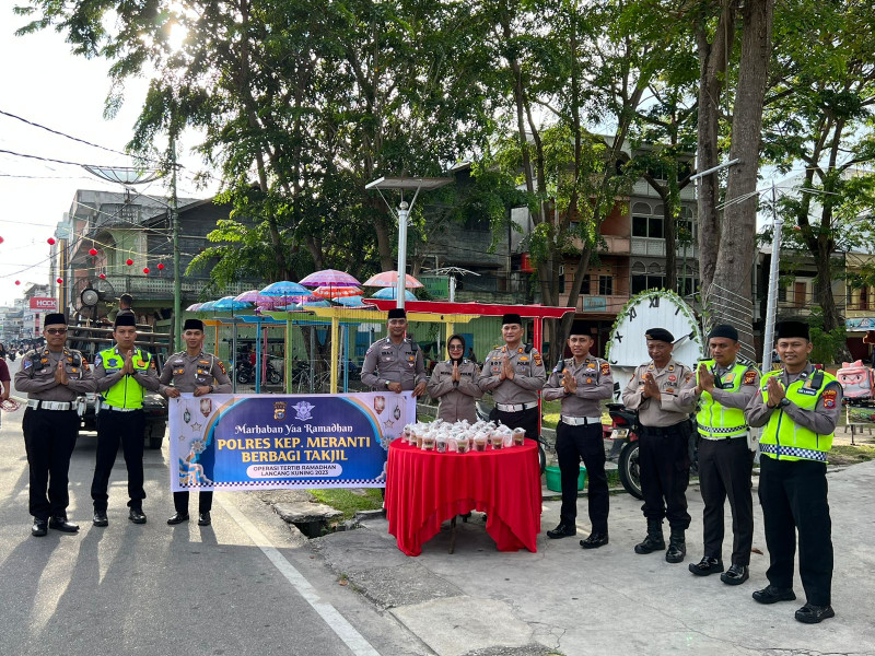 Personel Ops Tertib Ramadan Polres Meranti Bagikan Takjil Gratis kepada Pengguna Jalan