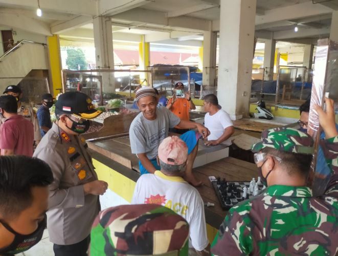 Kapolres Inhu Tegur Pedagang dan Pengunjung Pasar