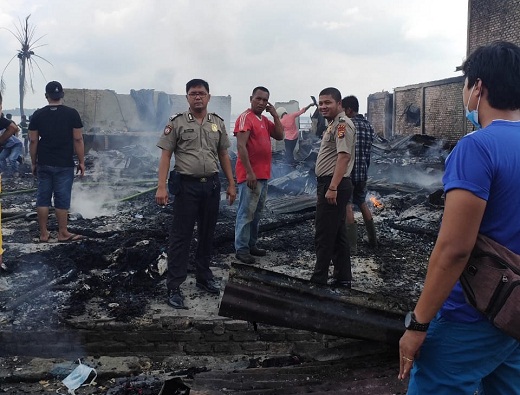 Kebakaran di Sungai Apit menghanguskan sedikitnya tujuh ruko.