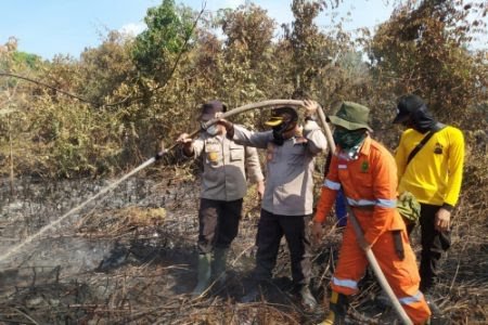 Ditiup Angin Kencang, Tim Gabungan Berjibaku Padamkan Api