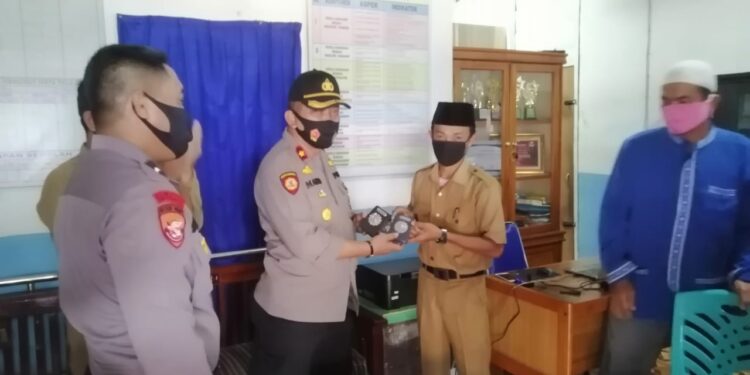Kapolsek Tapung Serahkan Bantuan Al-Qurâ€™an untuk MIS Ash-Shobirin Desa Tanjung Sawit