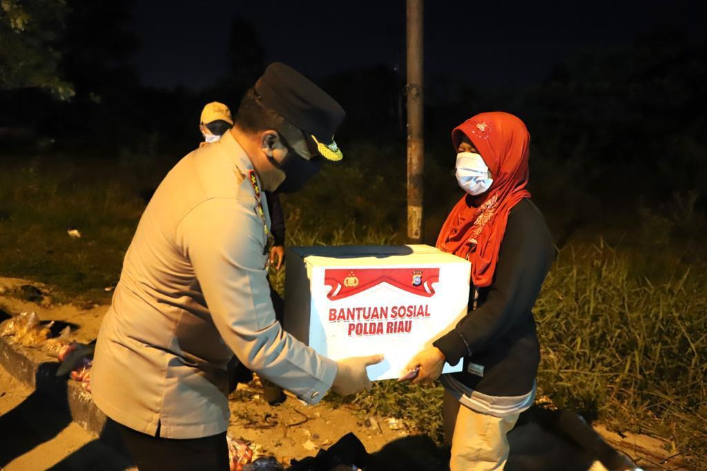 Pimpin Patroli Skala Besar, Kapolda Riau Bagikan Paket Sembako Hingga Borong Dagangan Kaki Lima.