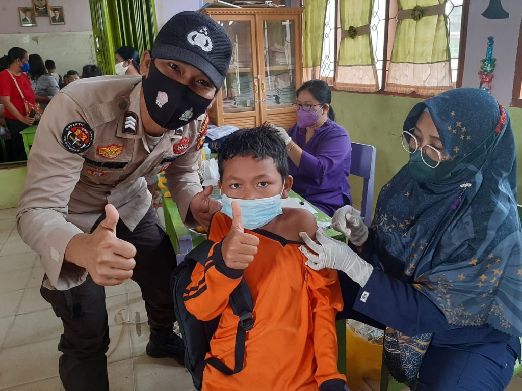 Polsek Ukui pengawalan Vaksinasi di SDN 004 Ukui