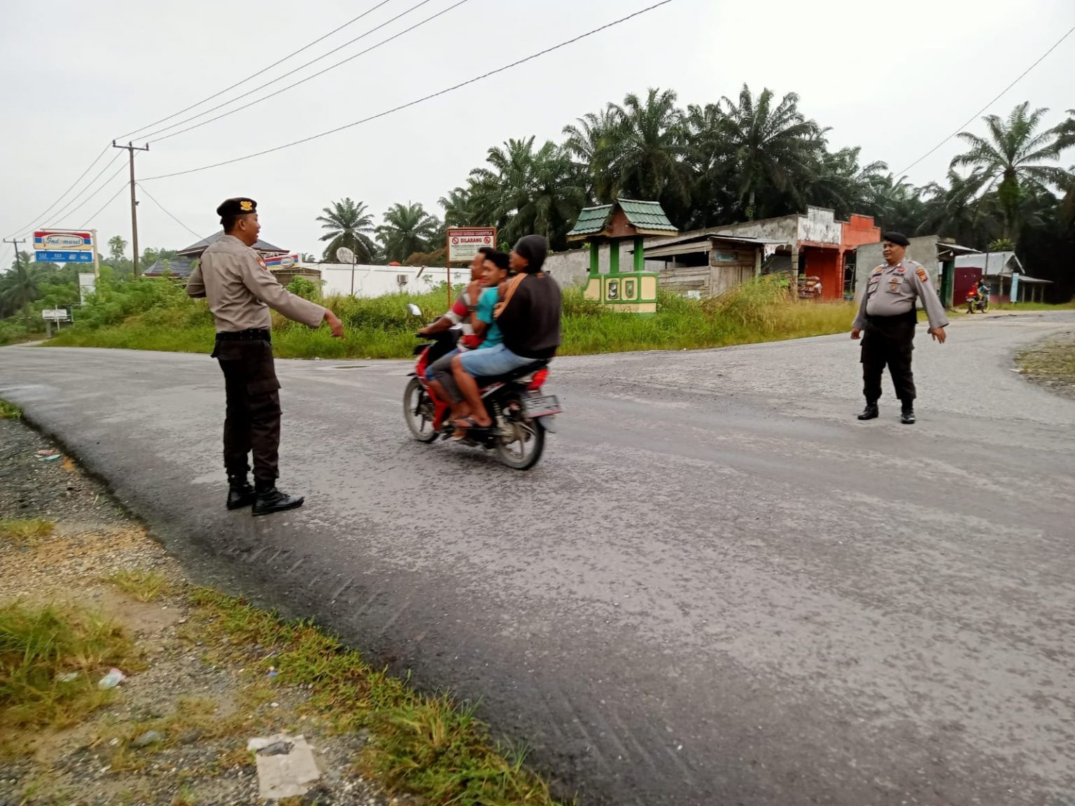 Personil Polsek Kerumutan Polres Pelalawan Rutin Laksanakan Strong Point Pagi