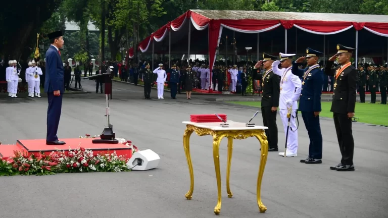 Presiden Joko Widodo Berikan Penghargaan Adhi Makayasa ke 4 Perwira TNI-Polri