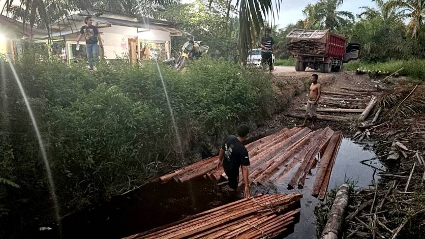 Unit Reskrim Polsek Bangko Amankan Ratusan Keping Kayu Olahan Tak Bertuan