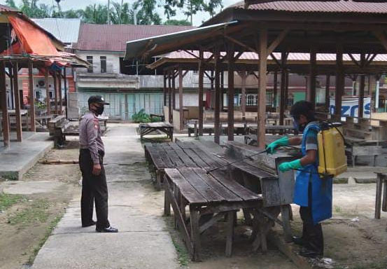 Polsek Bunut Bersama PT Adei Lakukan Penyemprotan Disinfektan di Pasar Tradisional