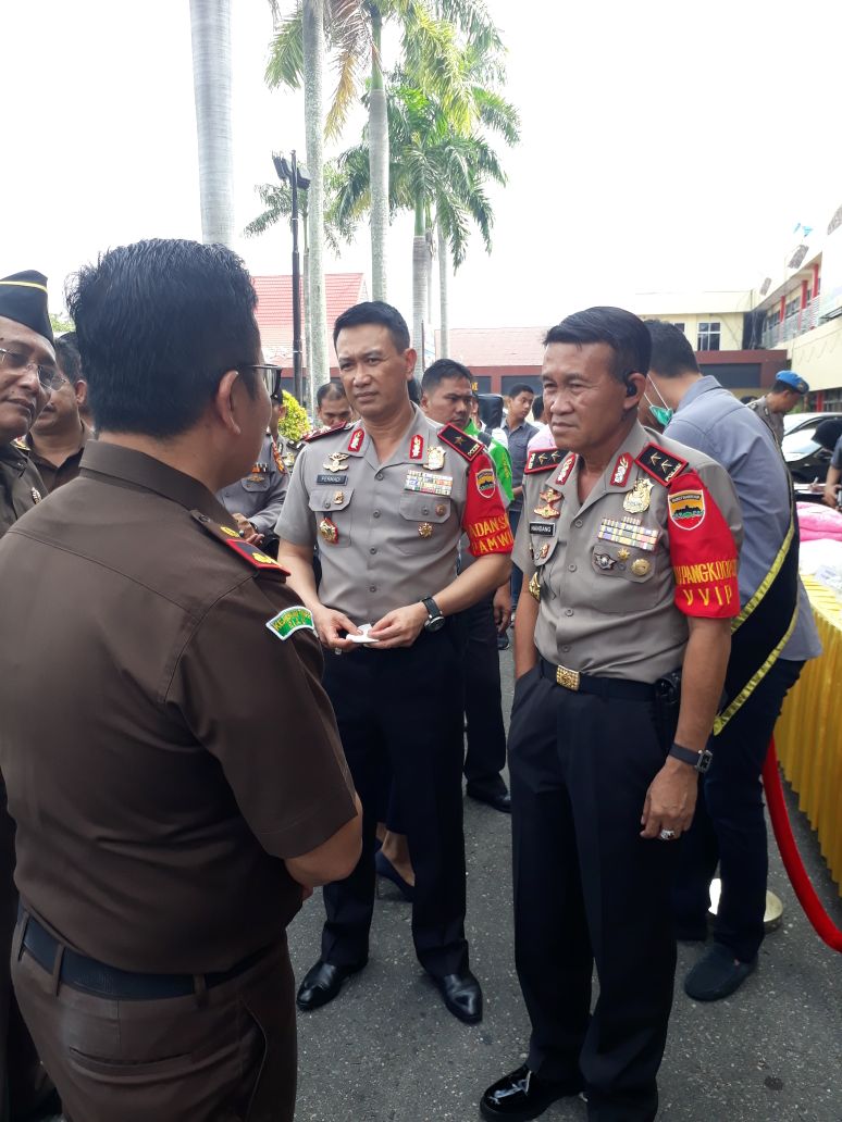 Pegang Senjata Untuk Nakutin Anak Isteri Malah Digasak Polisi