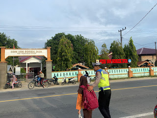 Bantu Anak Sekolah Seberangi Jalan, Polsek Pangkalan Kuras Lakukan Pengaturan Lalin