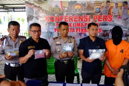 Polsek Lima Puluh Raya Sita Ribuan Ekstasi dan Shabu di Tenayan Raya