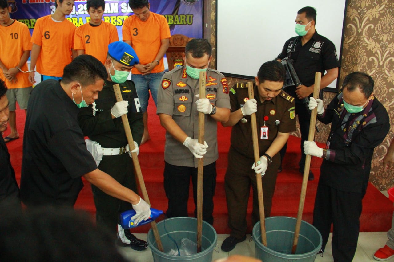 Kapolresta Pekanbaru Lakukan Pemusnahan Barang Bukti Narkoba