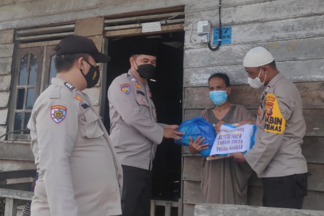 Polisi Meranti Bagi Sembako Sambut Idul Adha 1442 Hijriah