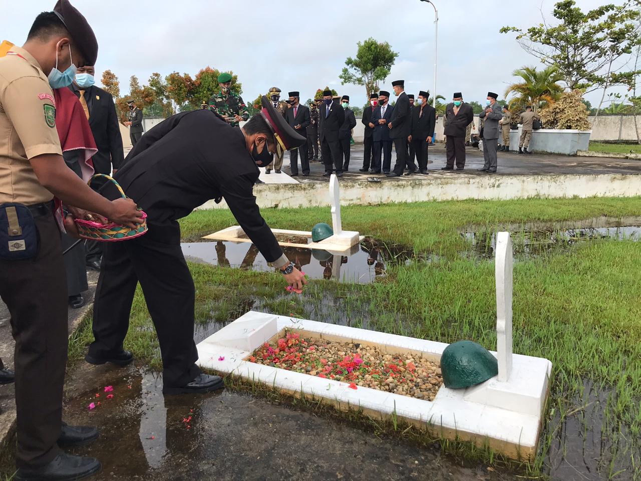 Hari Pahlawan, Kapolres bersama Forkopimda Inhil Ziarah ke 2 Lokasi Makam