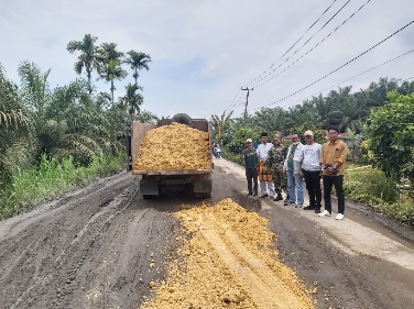 Polsek Kuala Cenaku Prakarsai Perbaikan Jalan Raya Rengat - Tembilahan