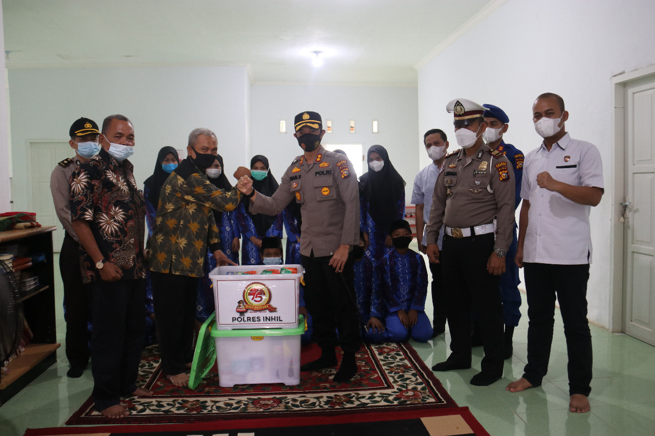 Sambut Hari Bhayangkara Ke-75, Polres Inhil Bagi Sembako ke Panti Asuhan