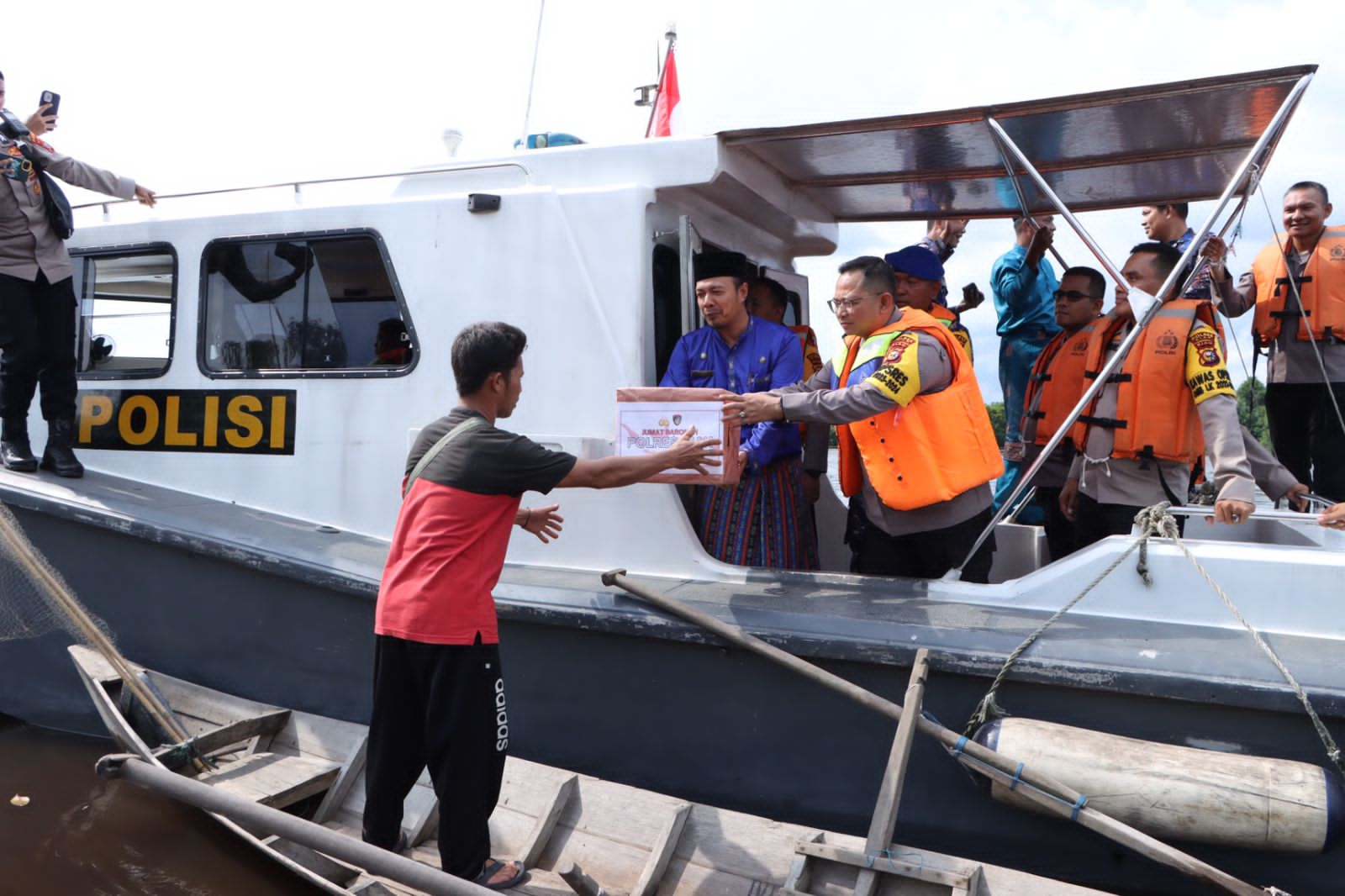 Kapores Siak AKBP Asep Sujarwadi Lakukan Patrori Perairan Sambang Nelayan Berikan Bantuan