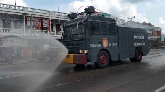 Cegah Corona, Tim Gabungan Semprot Disinfektan ke Jalan Raya di Bengkalis