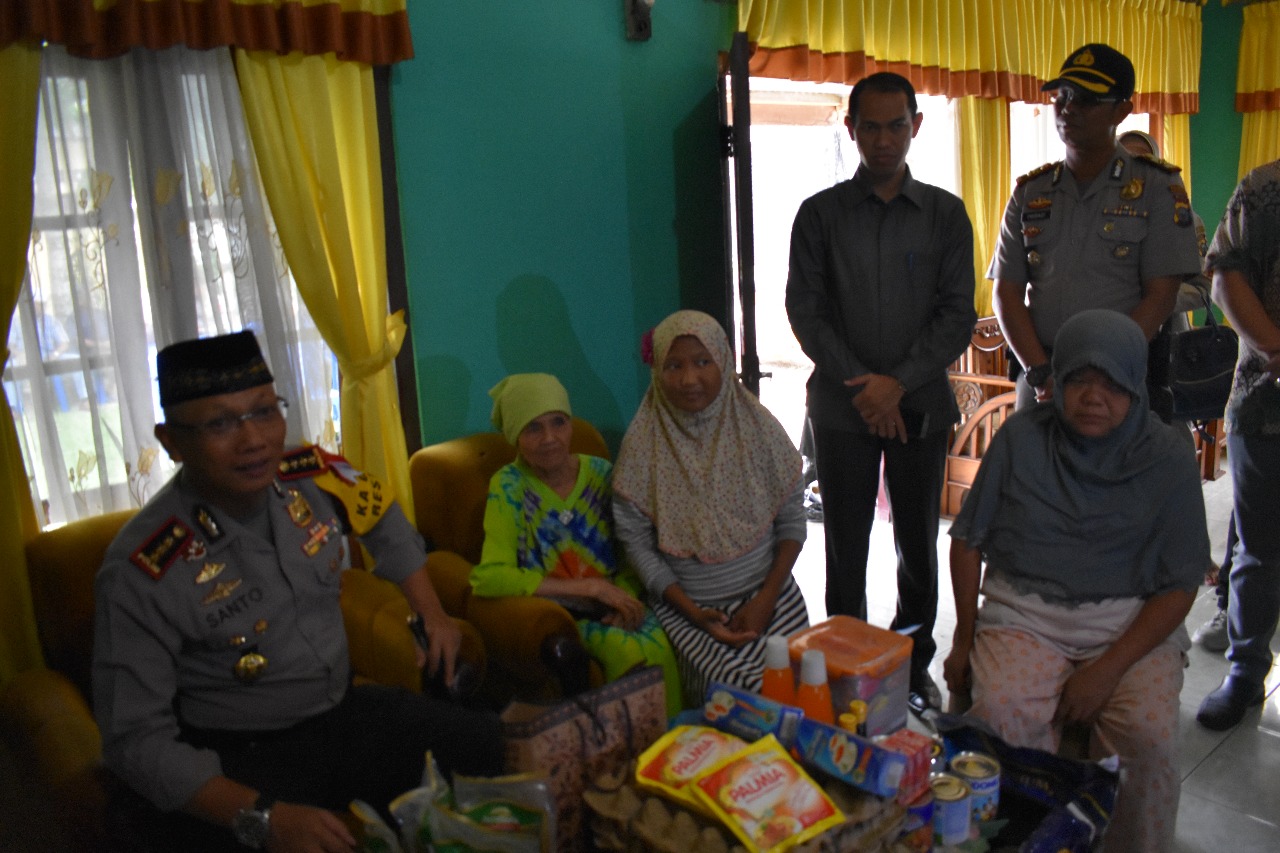 Nek Siti Asma Yang Mempunyai Anak Lumpuh Dikunjungi Tim Jumat Barokah Polresta Pekanbaru