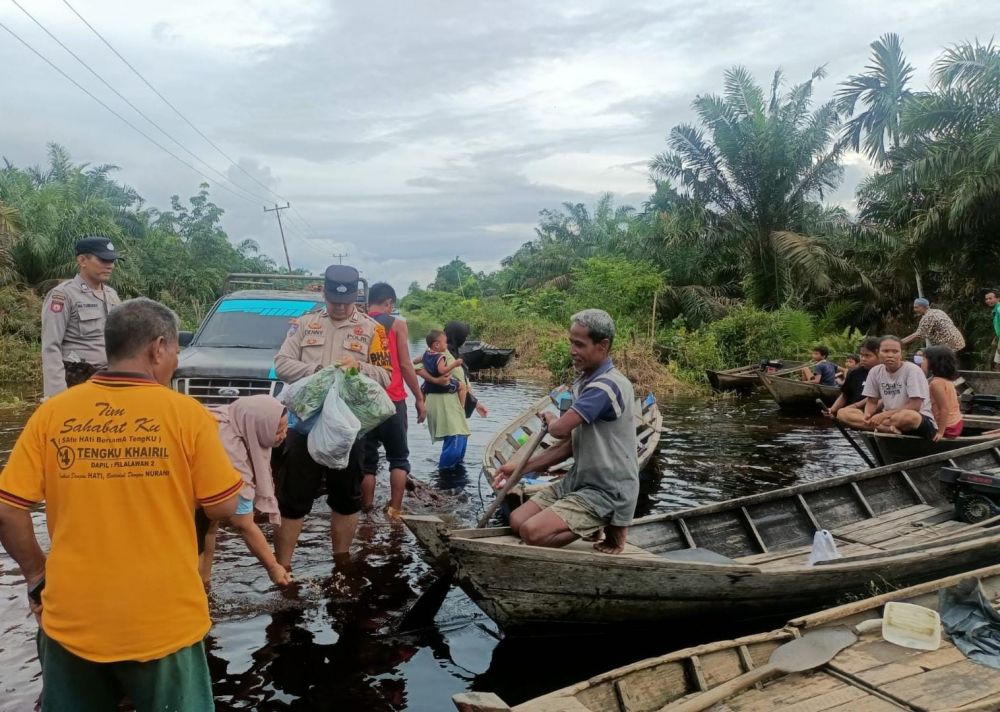 Polisi Cooling System dan Sampaikan Pesan Kamtibmas Pemilu Damai di Lokasi Banjir