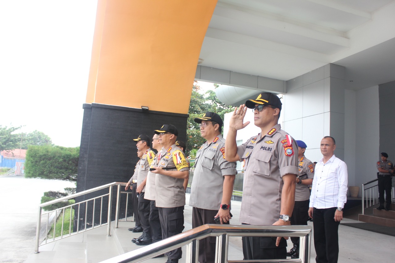 Wakapolda Riau Dampingi Keberangkatan Kabaharkam Polri Di Bandara VIP Lancang Kuning