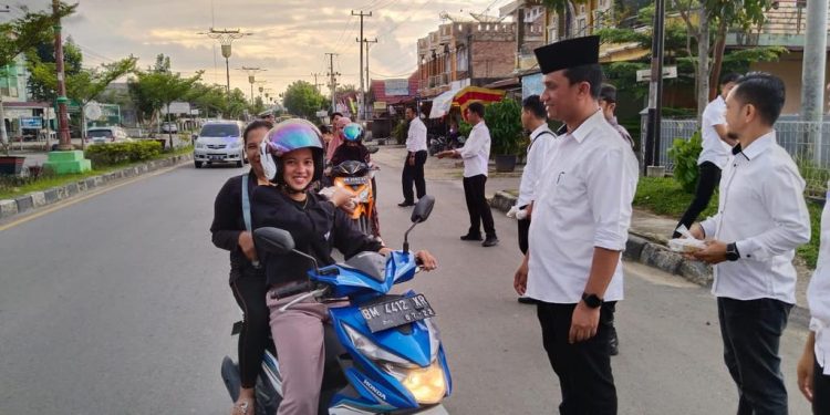 Menjadi Kegiatan Tahunan Kasat Reskrim Polres Kuansing Bagi Takjil Kepada Masyarakat