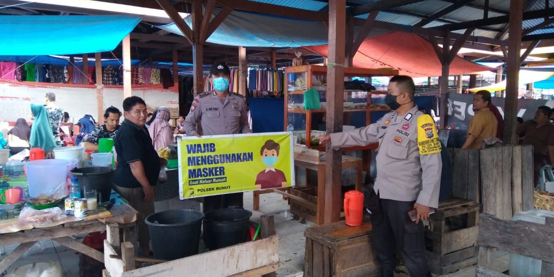 Jaga Kamtibmas Dan Himbau Tetap Jaga Prokes, Polsek Bunut Patroli Jalan Kaki di Pasar Tradisional