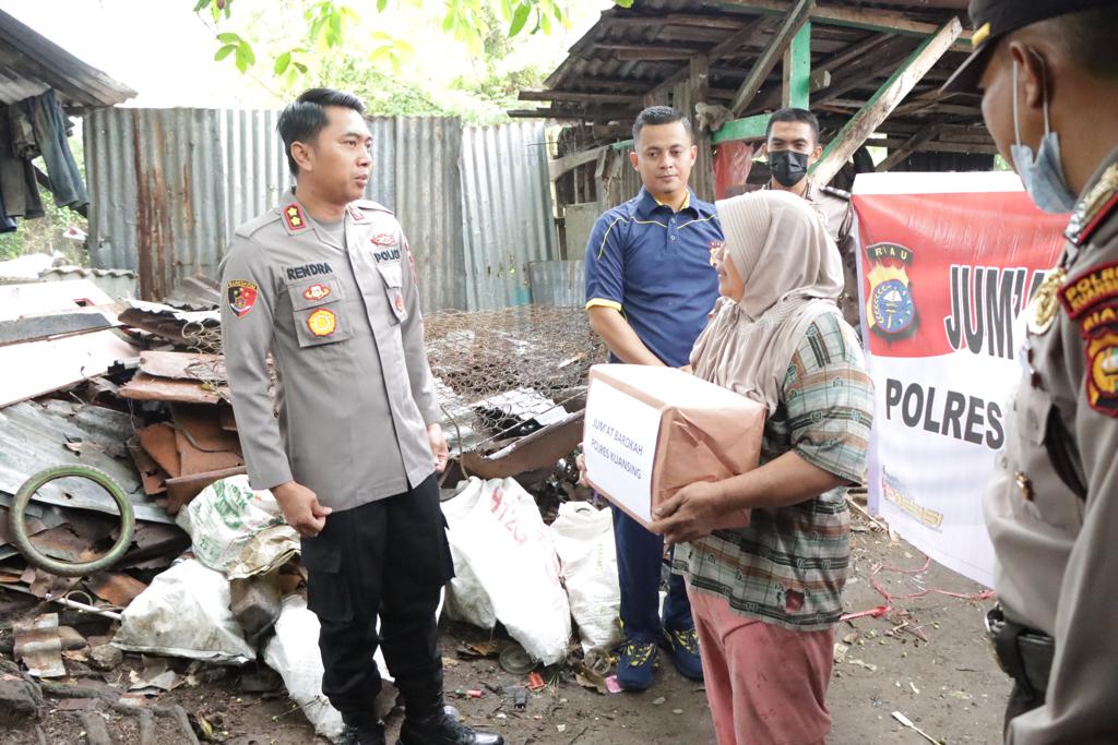 Kapolres Kuansing Bagikan Sembako Kepada Warga Kurang Mampu di Kuantan Tengah