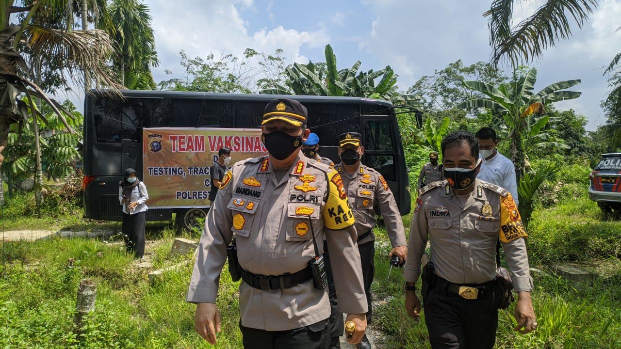 Kapolresta Blusukan, Warga: Enak Tak Repot, Petugas Vaksin Yang Ke Rumah