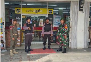 Wujud Sinergitas TNI-POLRI, Polisi di Kecamatan Pangkalan Kerinci Bersama TNI Patroli Jaga Kamtibmas