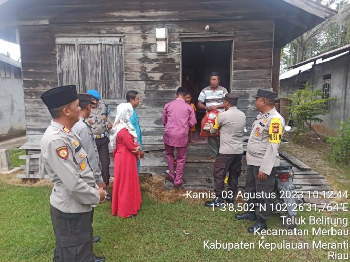 Kapolsek Merbau Kunjungi dan Berikan Bantuan Kepada Dua Balita Stunting di Teluk Belitung