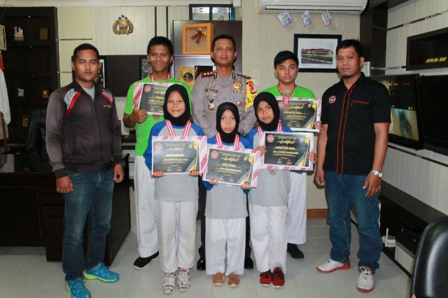Juarai Kejurda Inkanas Piala Kapolda Cup VIII, Lima Karateka Inhu Terima Penghargaan Dari Kapolres
