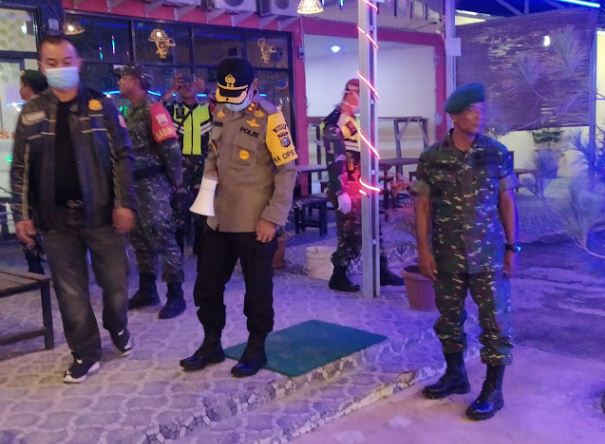 Bersama Kapolres Rohil, Danramil 02/TP Patroli Keliling Himbau Warga Waspada Virus Corona