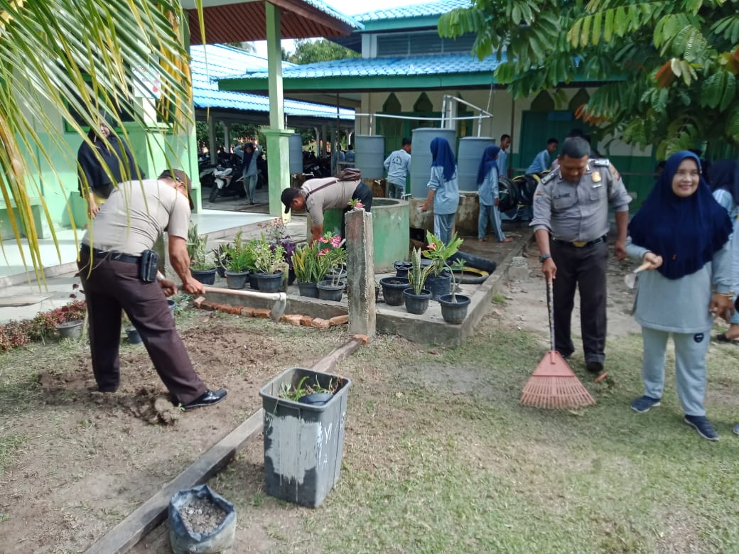 Polsek Bantan Bersama MTsN 2 Bersama Laksanakan Gerakan Bersih Hidup Sehat