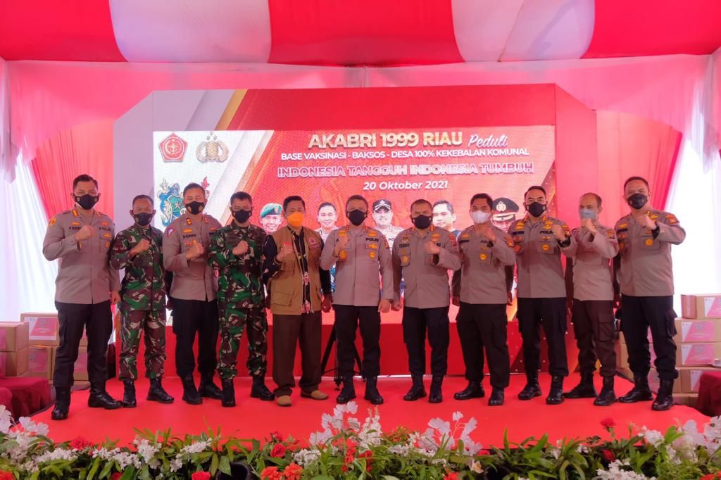 Alumni Akabri 99 Riau Peduli, Salurkan 1000 Bansos Dan Gelar 1000 Vaksinasi.
