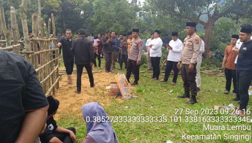 Kapolres Kuansing Menghadiri Pemakaman Warga Kelurahan Muara Lembu Yang Meninggal Dunia Akibat Kecelakaan