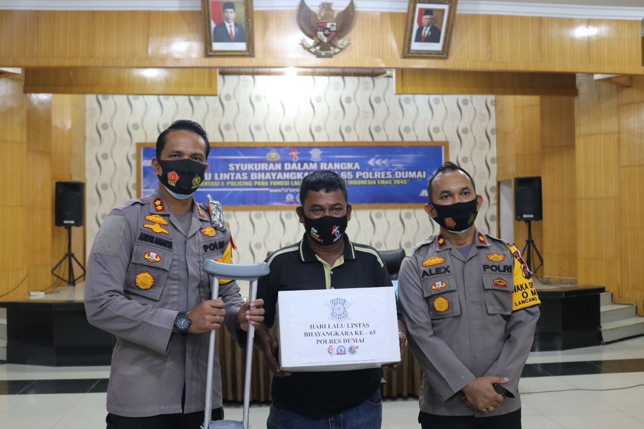 Sambut Hut Lalu Lintas Ke-65, Polres Dumai Serahkan Bantuan