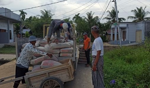 Kapolres Inhil Beri Bantuan Material  untuk Pondok Syekh Abdurrahman Siddiq II
