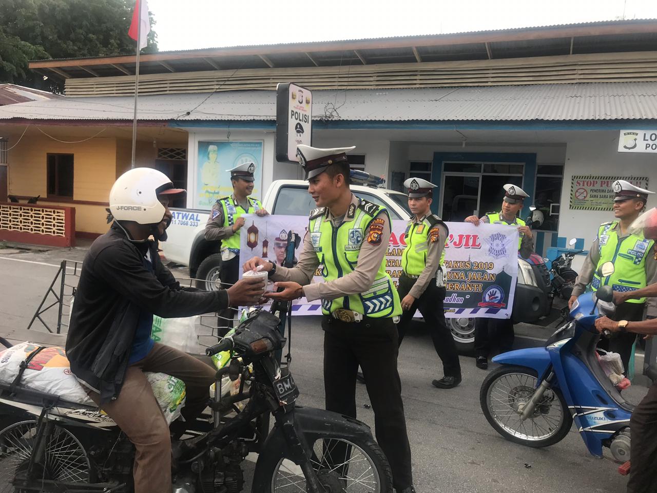 Masyarakat Apresiasi Satlantas Polres Kepulauan Meranti Dalam Berbagi takjil