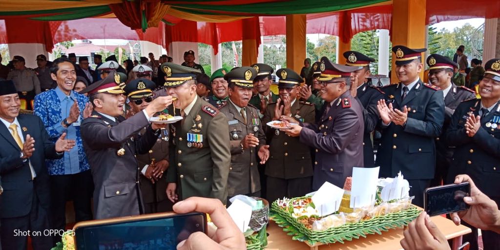 Usai Upacara, Kapolres Rohil Berikan Tumpeng Dalam HUT TNI ke 73