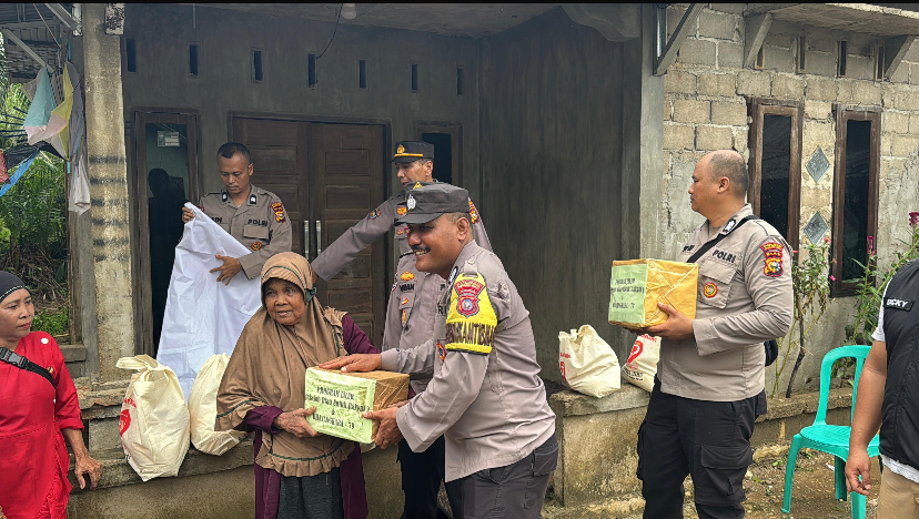 Program Jalur, Polres Inhu Berikan Pelayanan dan Bantuan ke Warga Bantaran Sungai Indragiri