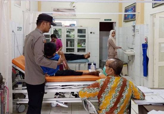 Personel Polsek Bandar Sei Kijang Bantu Warga Berobat ke Puskesmas