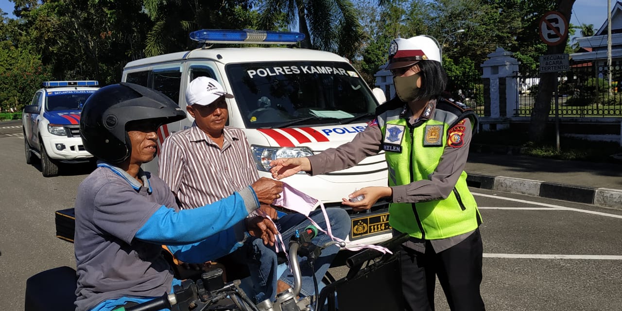 Ops Keselamatan Lancang Kuning 2020, Satlantas Kampar Bagikan 100 Masker Bantuan Bhayangkari