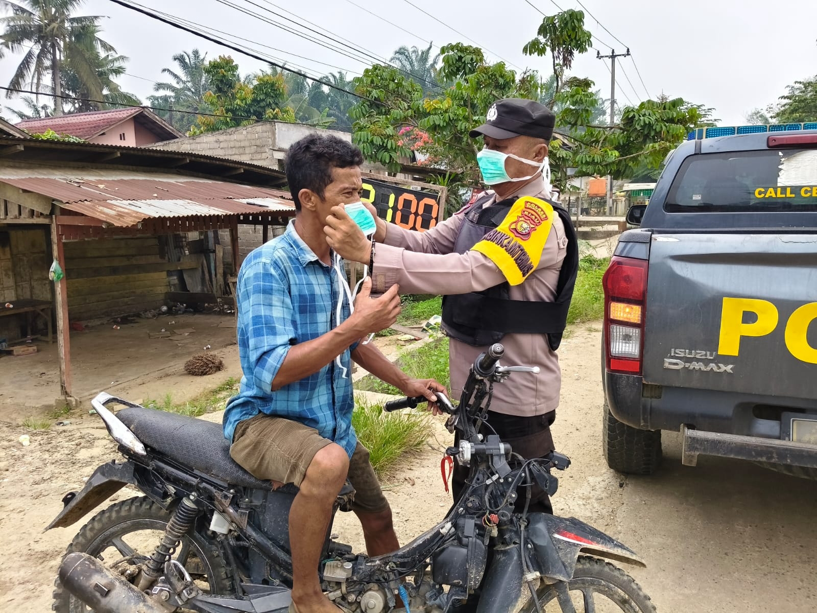 Polsek Ukui Turun ke Jalan, Bagikan Masker Saat Kabut Asap