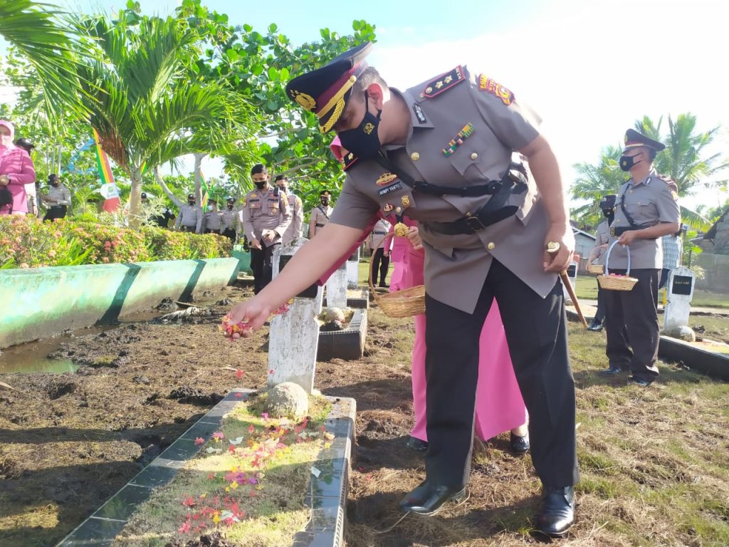 Kapolres Meranti Lakukan Tabur Bunga Di Makam Pahlawan Sambut Hari Bhayangkara Ke-75